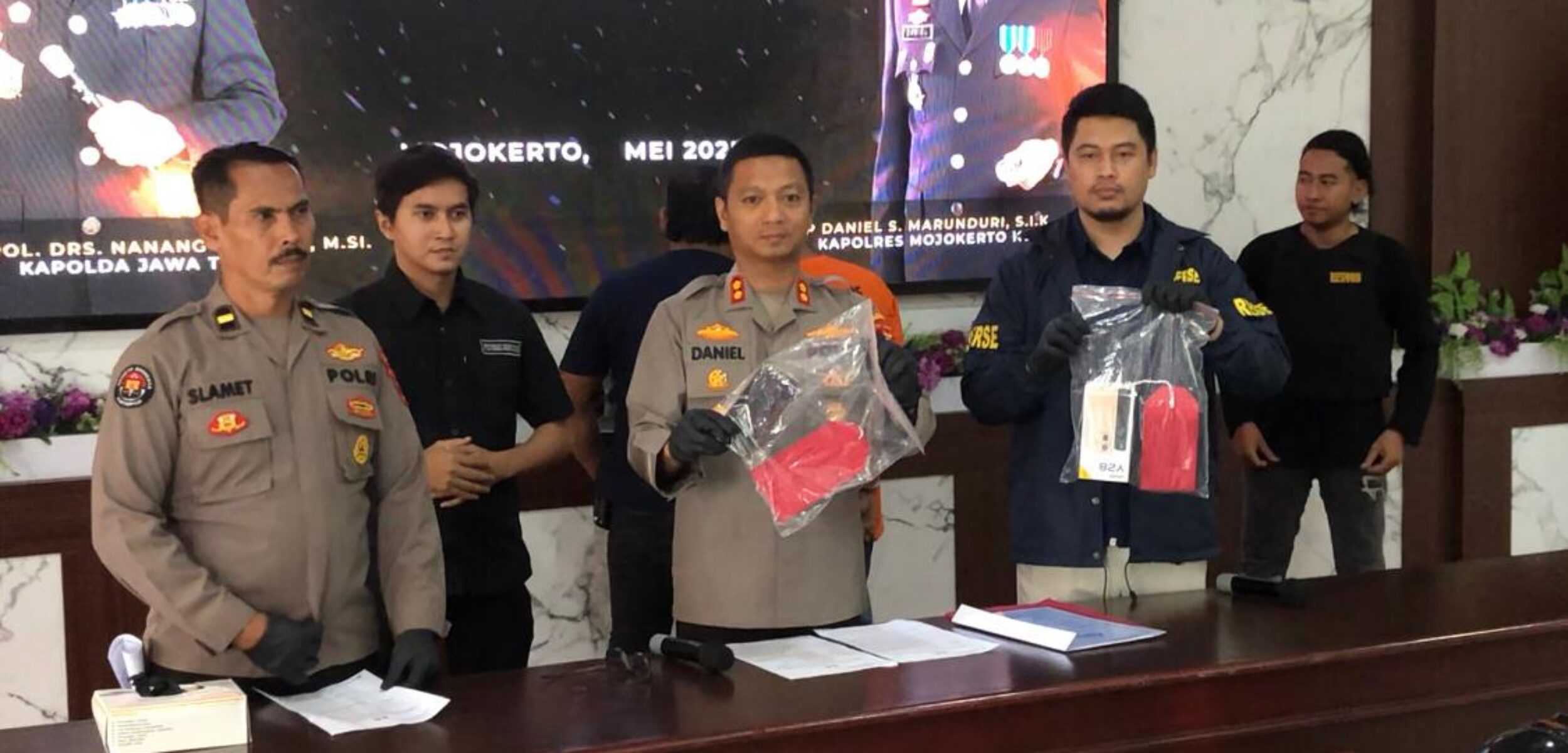 Kapolres Mojokerto Kota, AKBP Daniel S Marunduri saat konferensi pers terkait kasus begal dan pemerkosaan dengan modus Open BO, Selasa (27/5/2025) siang (Redaksi / Kabarterdepan.com)