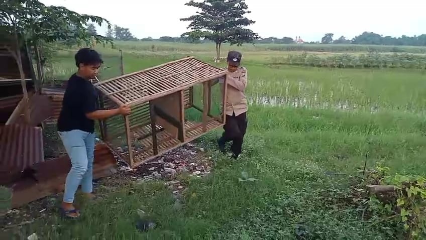 Polisi saat membongkar kandang ayam yang digunakan untuk sabung ayam di Mojokerto (Redaksi / Kabarterdepan.com)