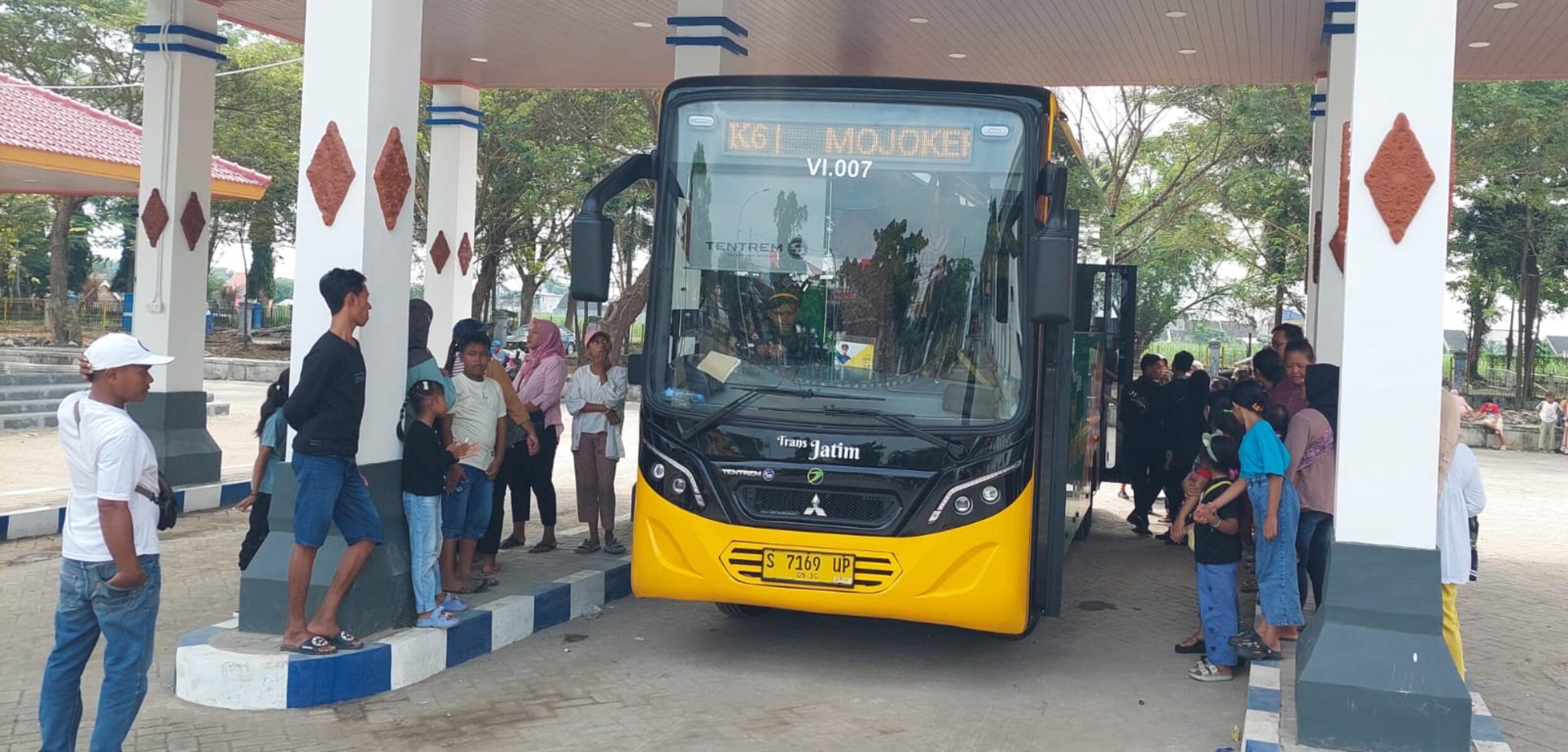 Ibu-ibu rela mengantri bus Trans Jatim Koridor VI, Mojokerto - Surabaya, Kamis (29/5/2025) pagi (Redaksi / Kabarterdepan.com)