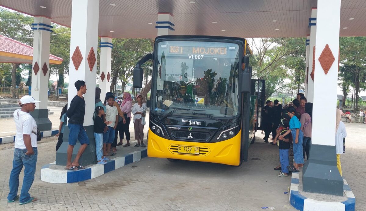 IMG 20250529 WA0082 1 Ibu-ibu rela mengantri bus Trans Jatim Koridor VI, Mojokerto - Surabaya, Kamis (29/5/2025) pagi (Redaksi / Kabarterdepan.com)