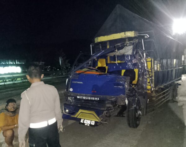 Diduga Mengantuk, Sopir Truk Tabrak Truk Parkir di Kanigoro Blitar