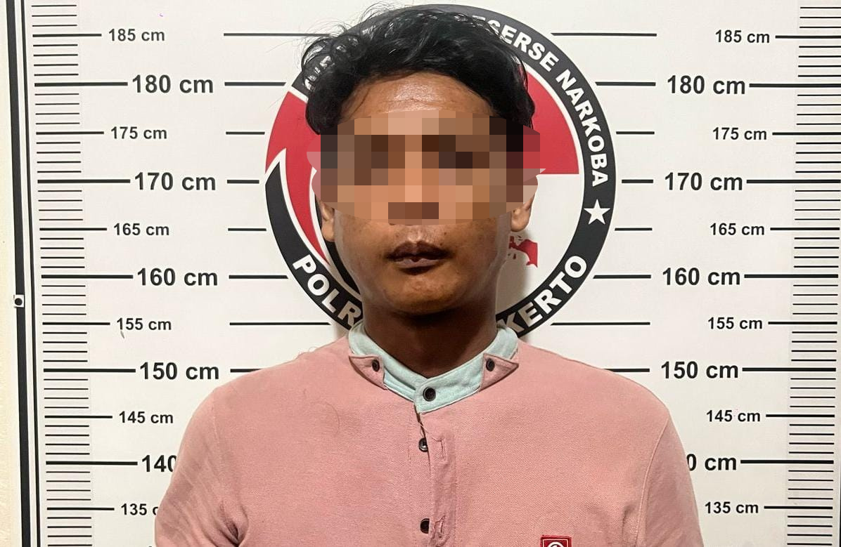 Tersangka pegedar sabu di Ngoro, Wina Ashari, saat diamankan Satresnarkoba Polres Mojokerto (Redaksi / Kabarterdepan.com) 