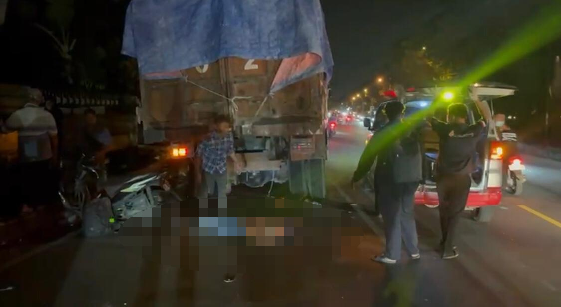 Kondisi truk yang parkir di Jalan Raya Gajah Mada, Desa Jotangan, Kecamatan Mojosari, Kabupaten Mojokerto, Jumat (16/5/2925) malam (Redaksi / Kabarterdepan.com) 