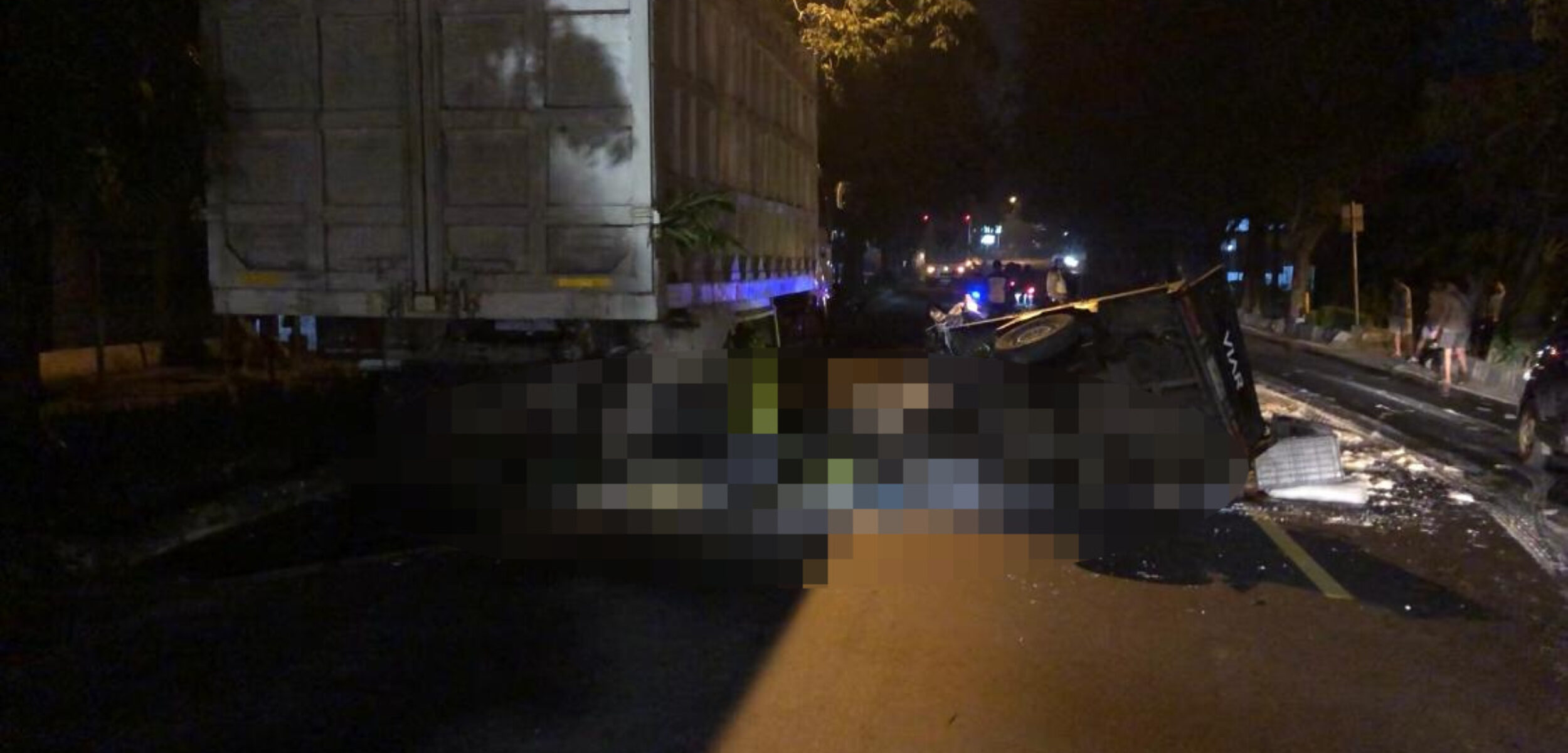 Kondisi korban tergeletak usai terlibat kecelakaan Jalan Gajah Mada, Desa Randubango, Kecamatan Mojosari, Kabupaten Mojokerto, Sabtu (17/5/2015) sekitar pukul 03.00 WIB (Redaksi / Kabarterdepan.com)