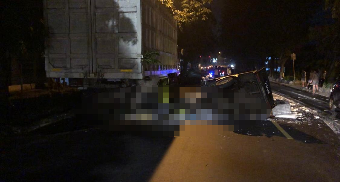 Kondisi korban tergeletak usai terlibat kecelakaan Jalan Gajah Mada, Desa Randubango, Kecamatan Mojosari, Kabupaten Mojokerto, Sabtu (17/5/2015) sekitar pukul 03.00 WIB (Redaksi / Kabarterdepan.com) 