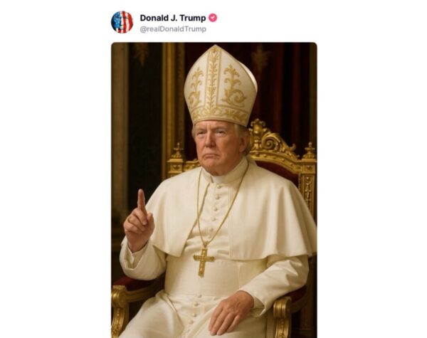 Trump Cosplay Jadi Paus, Tuai Kecaman Umat Katolik