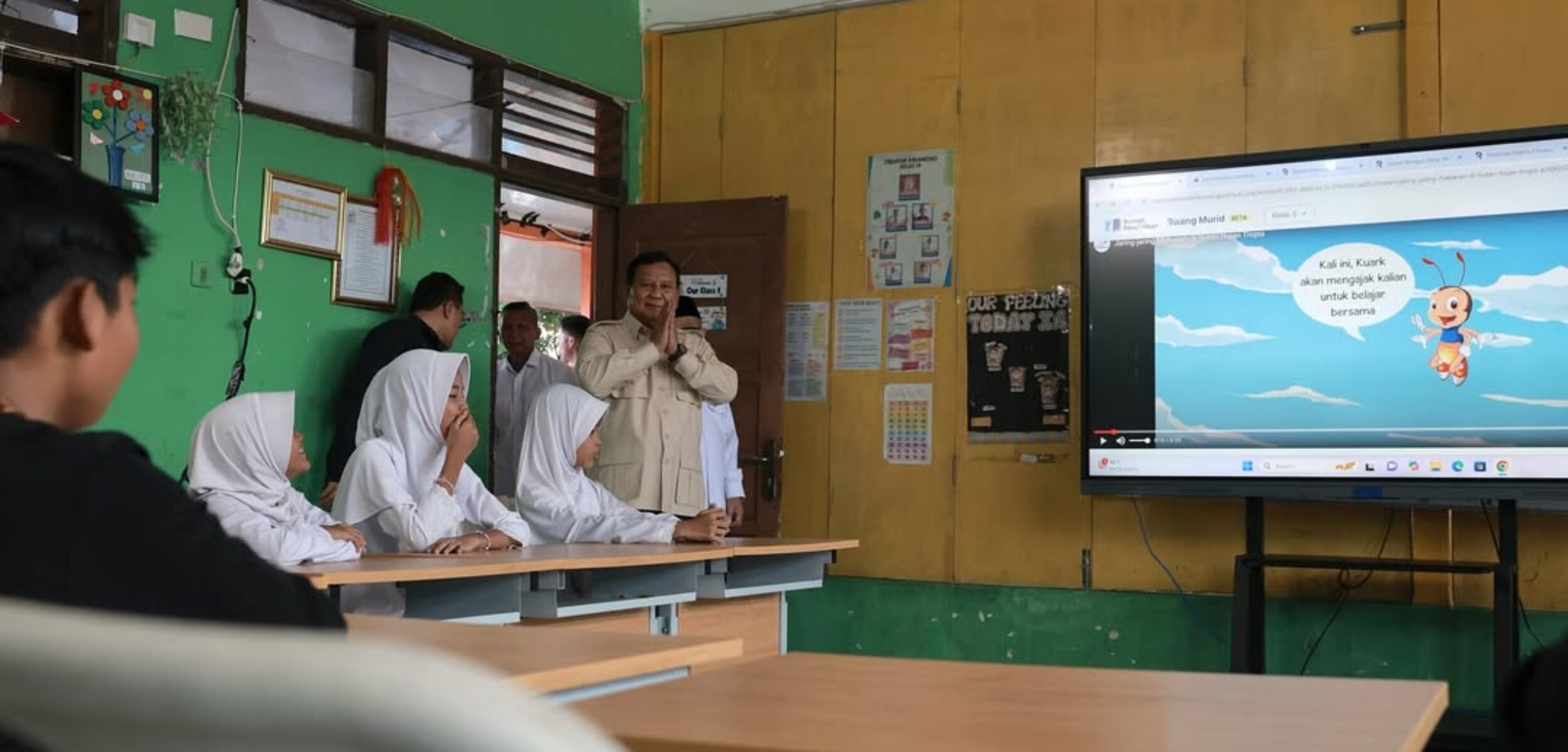 Kabar Gembira! Semua Sekolah di Indonesia akan Dilengkapi Smart Board