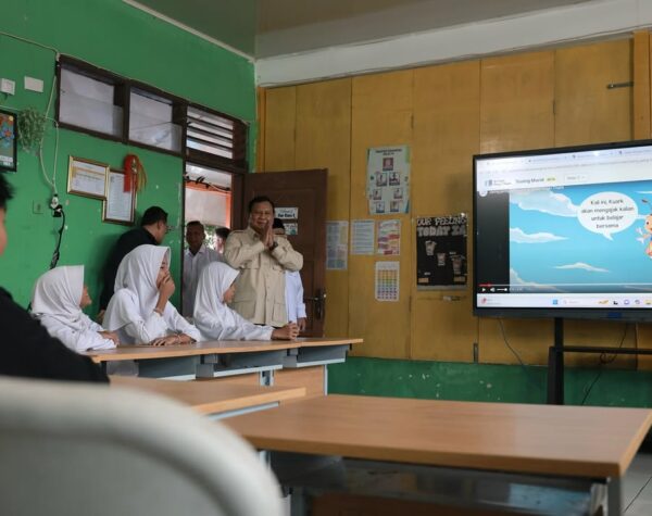 Kabar Gembira! Semua Sekolah di Indonesia akan Dilengkapi Smart Board