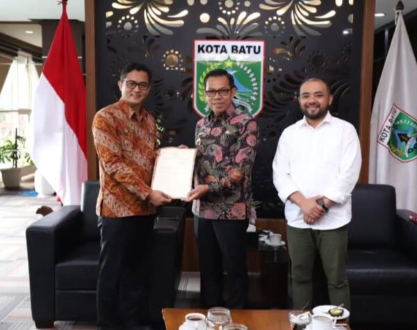 Badan Pertanahan Kota Batu Serahkan 6 Sertifikat Aset Redistribusi Tanah Kepada Pemkot Batu