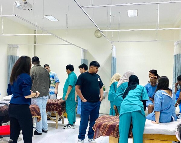 Terapi Akupuntur Gratis di Unair, Mahasiswa Turun Tangan Langsung