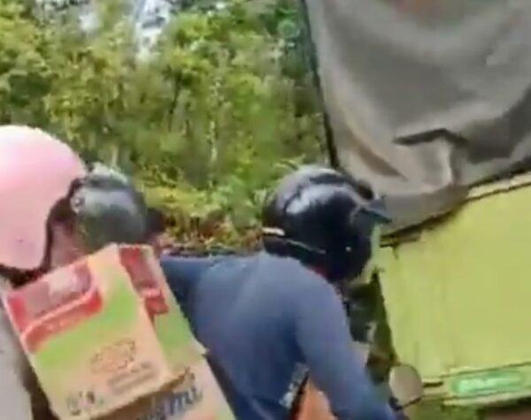 Truk Kecelakaan di Banyuasin, Warga Ramai-Ramai Jarah Muatan Mi Instan