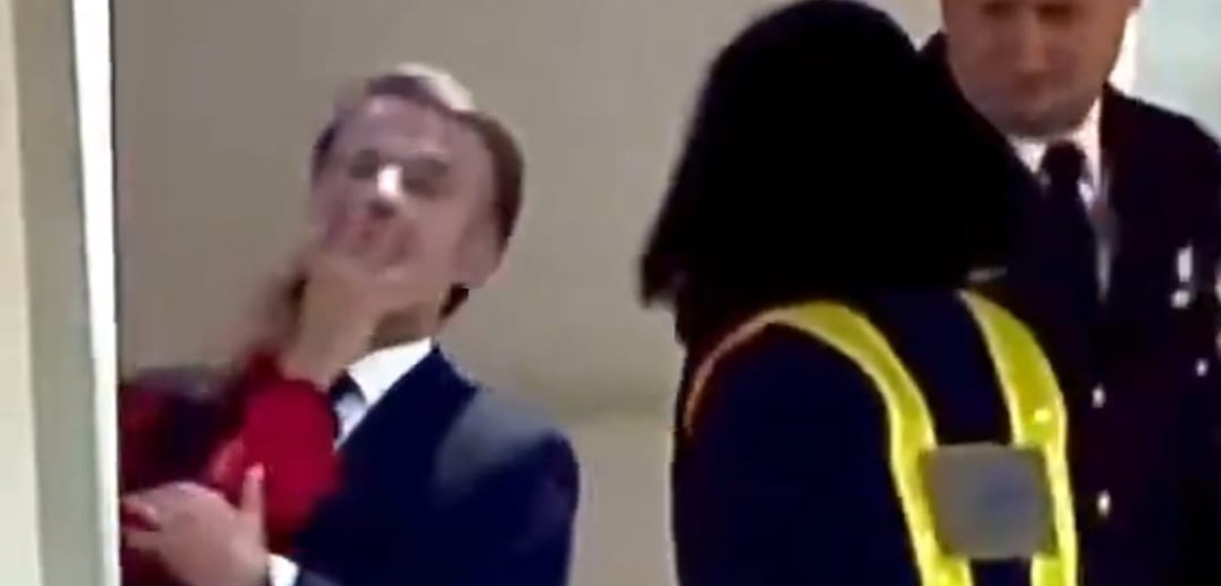 Viral Presiden Prancis Ditoyor Sang Istri di Bandara Vietnam, Begini Klarifikasi Emmanuel Macron