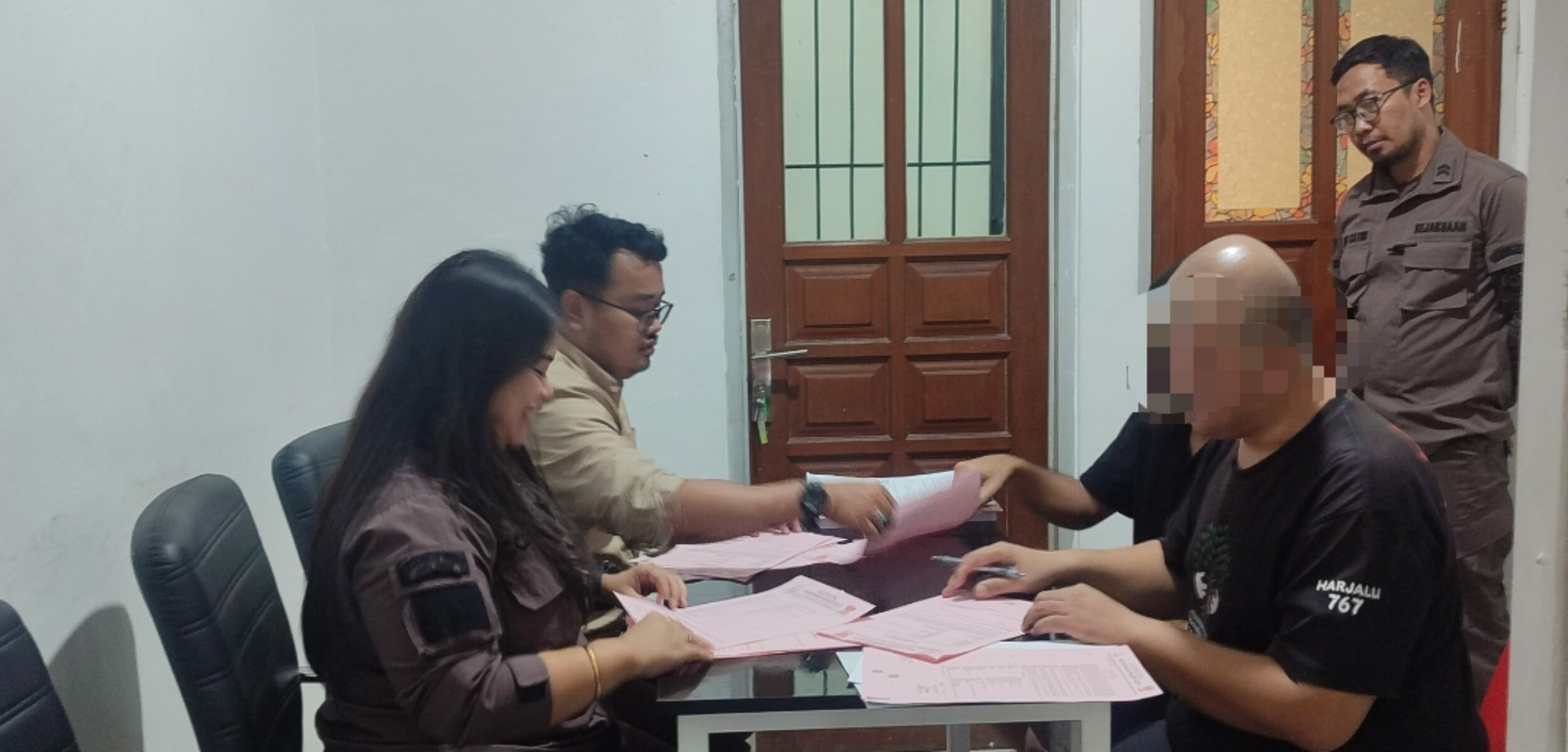 Kejari Batu Serahkan Tersangka dan BB Tahap 2 Kasus Pemerasan Oknum Wartawan-LSM Terhadap Pengelola Ponpes