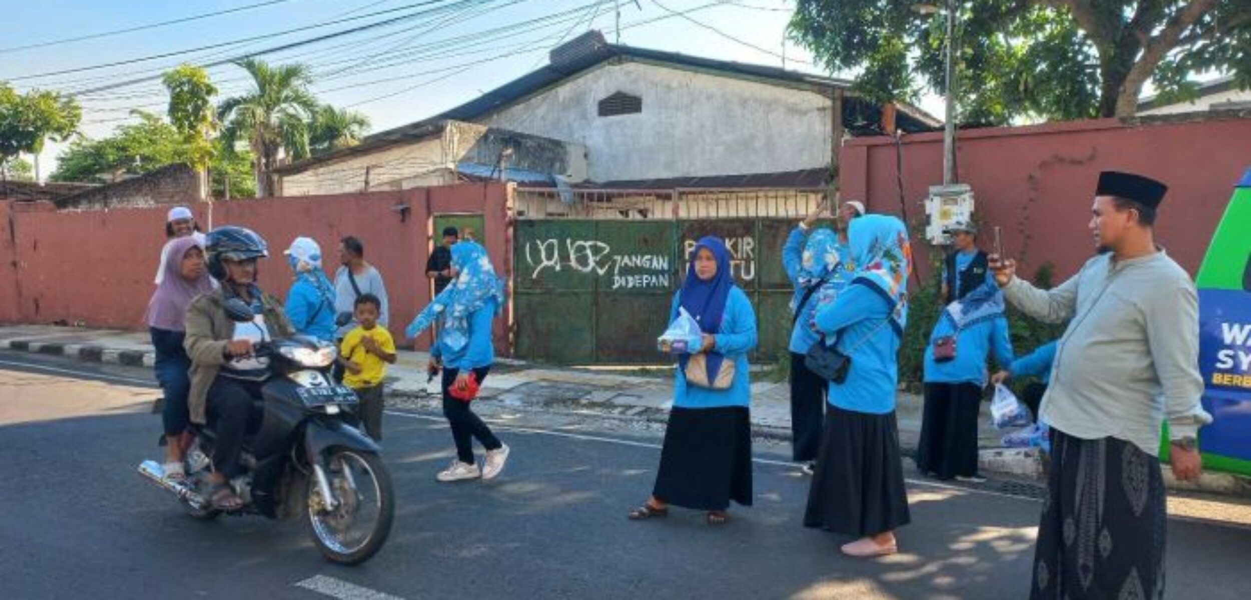 Tebar Manfaat, PWI Mojokerto dan SYD Kolaborasi Bagikan 200 Nasi Kotak