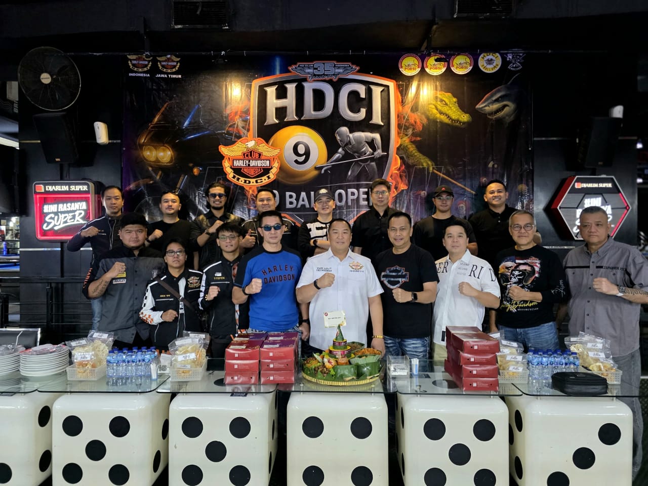 Perayaan HUT ke-35 HDCI yang diperingati dengan potong tumpeng dan Turnamen Biliar 9 Ball Open di Galaxy Billiard & Karaoke Surabaya (Redaksi / Kabarterdepan.com)