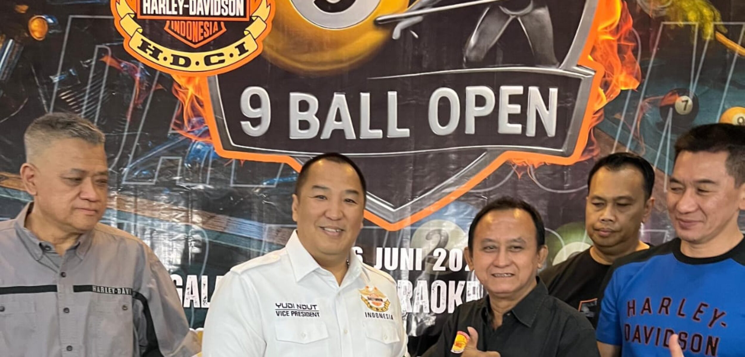 Ketua HDCI Jatim, Tonny Wahyudi menyerahkan potongan tumpeng kepada Ketua POBSI Jatim, Pujo Asmara Hadi sebagai tanda dibukanya Turnamen Billiard 9 Ball Open Internasional (Redaksi / Kabarterdepan.com)