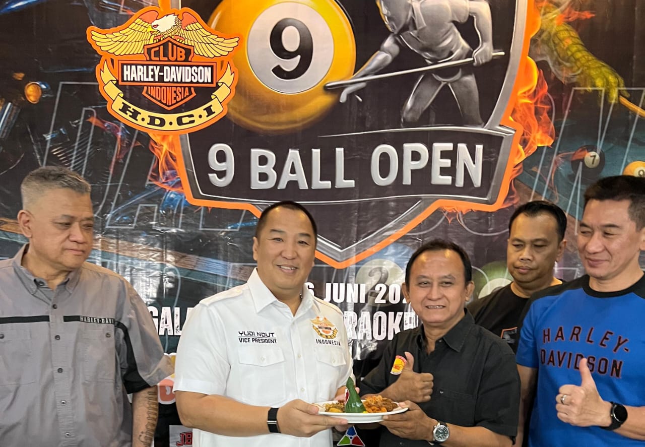 Ketua HDCI Jatim, Tonny Wahyudi menyerahkan potongan tumpeng kepada Ketua POBSI Jatim, Pujo Asmara Hadi sebagai tanda dibukanya Turnamen Billiard 9 Ball Open Internasional (Redaksi / Kabarterdepan.com)