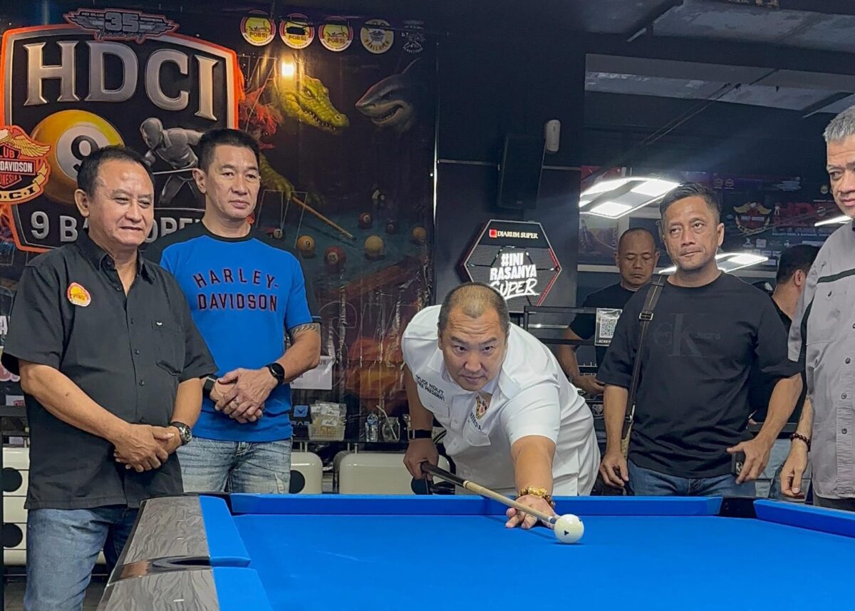 Ketua HDCI Jatim, Tonny Wahyudi saat mencoba memasukkan bola biliar saat Turnamen Biliar 9 Ball Open (Redaksi / Kabarterdepan.com)