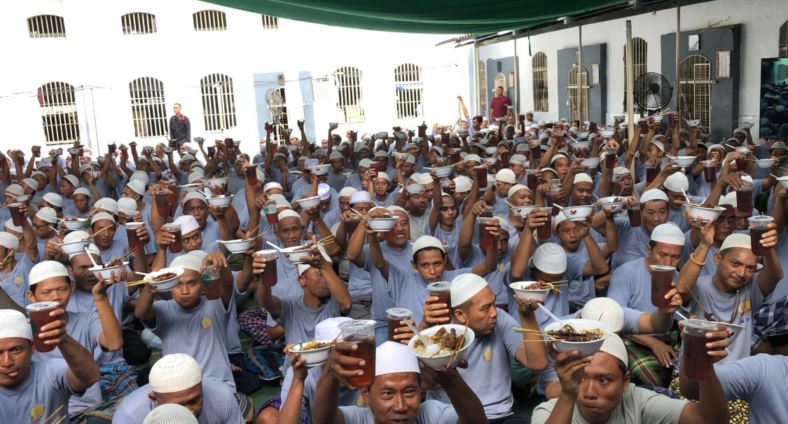 Suasana Nyate Bareng di Lapas Mojokerto 