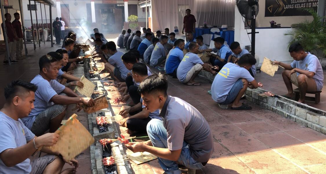 Suasana warga binaan nyate bareng di Lapas Mojokerto 