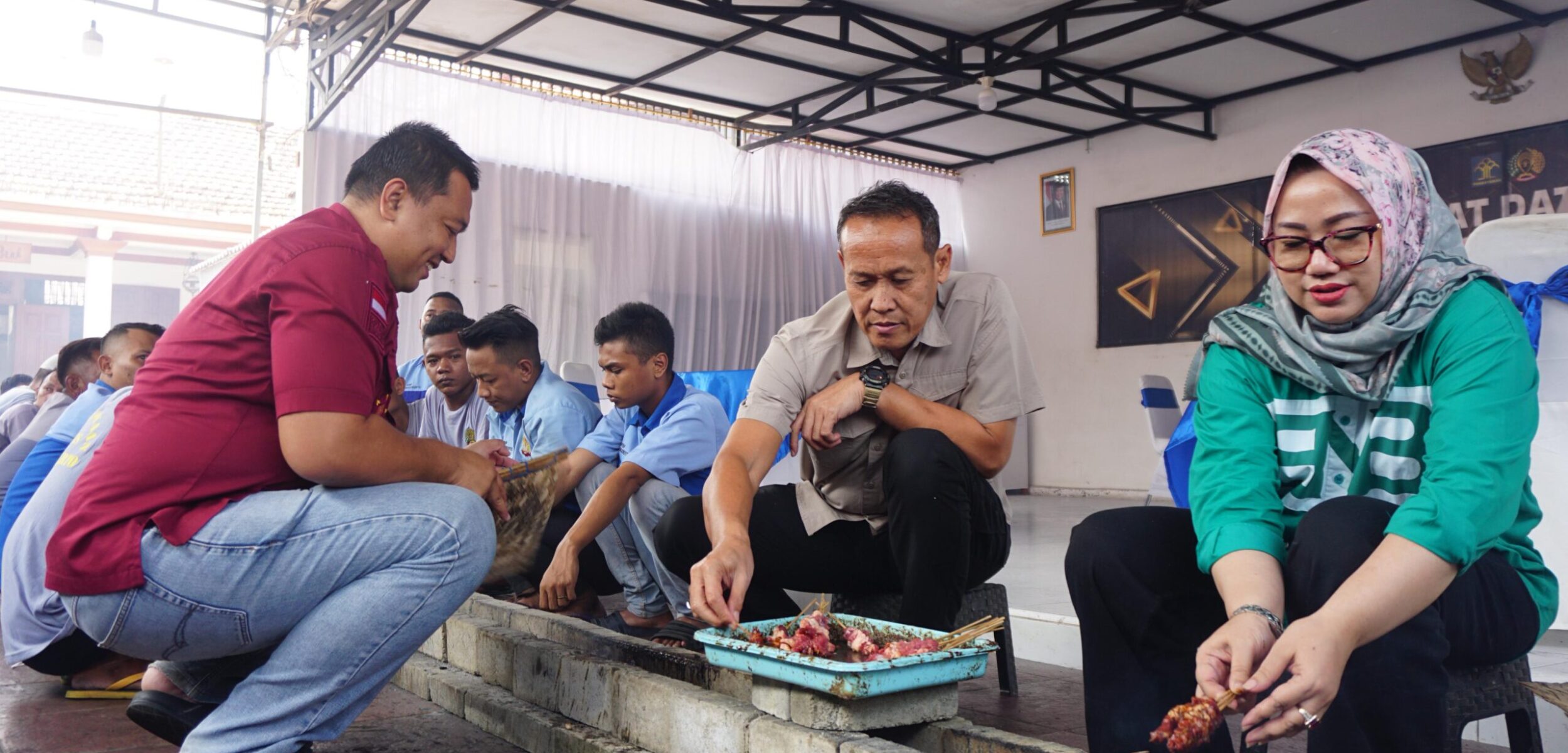 Kepala Kantor Wilayah Kementerian Hukum dan HAM (Kemenkumham) Jawa Timur, Kadiyono bersama Kalapas Mojokerto Rudi Kristiawan, Ketua DPRD Kabupaten Mojokerto Ayni Zuroh dan Ketua DPRD Kota Mojokerto Ery Purwanti bersama warga binaan nyate bareng, Sabtu (7/6/2025) pagi (Redaksi / Kabarterdepan.com)