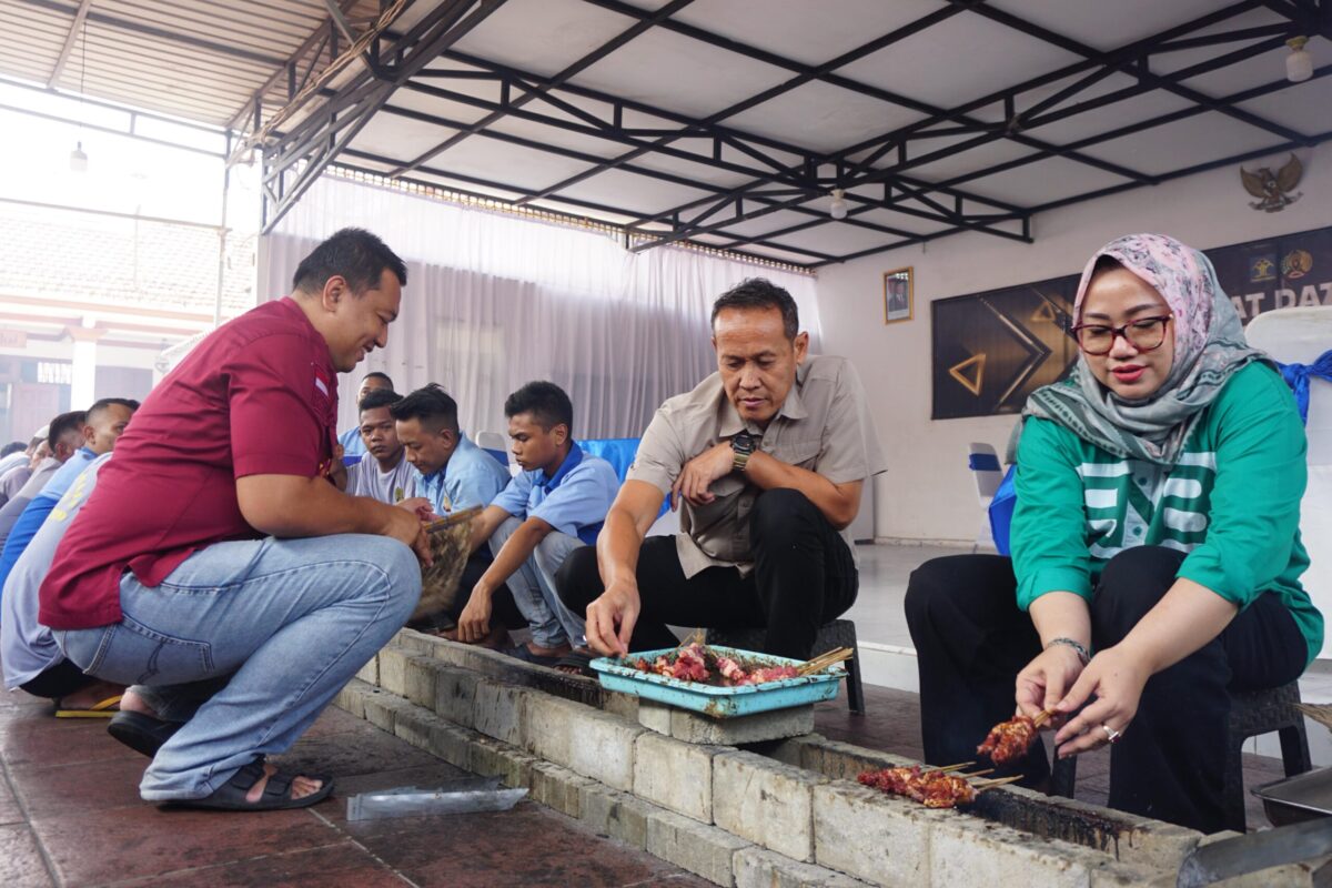 Kepala Kantor Wilayah Kementerian Hukum dan HAM (Kemenkumham) Jawa Timur, Kadiyono bersama Kalapas Mojokerto Rudi Kristiawan, Ketua DPRD Kabupaten Mojokerto Ayni Zuroh dan Ketua DPRD Kota Mojokerto Ery Purwanti bersama warga binaan nyate bareng, Sabtu (7/6/2025) pagi (Redaksi / Kabarterdepan.com)