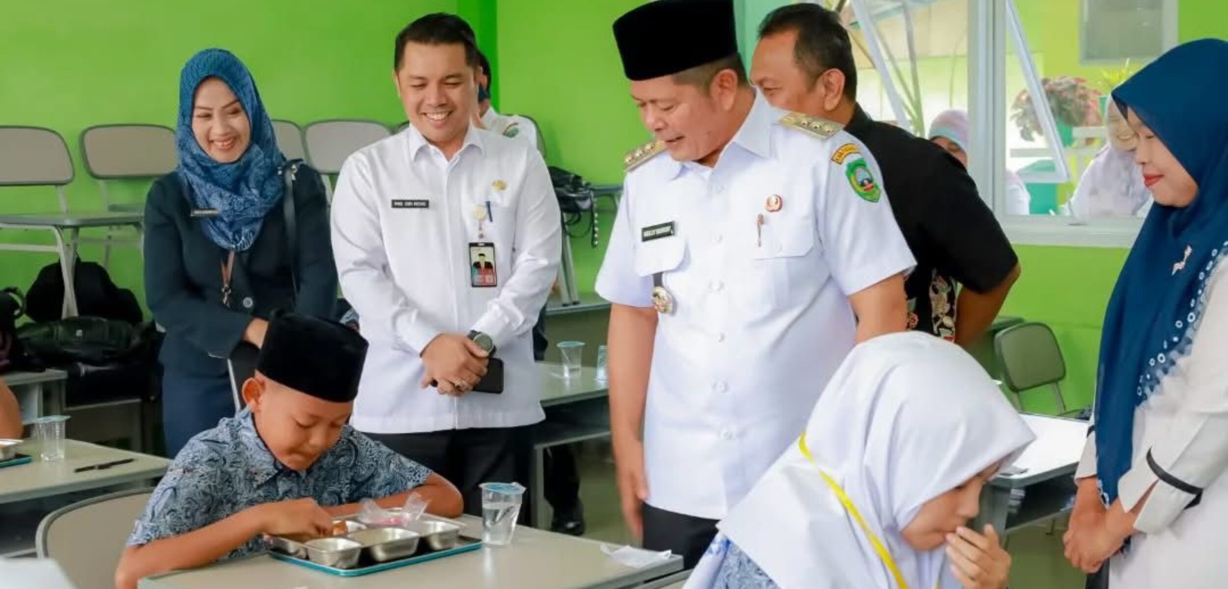 Bupati Pasaman Tinjau Program Makan Bergizi Gratis di MTsN Lubuk Sikaping