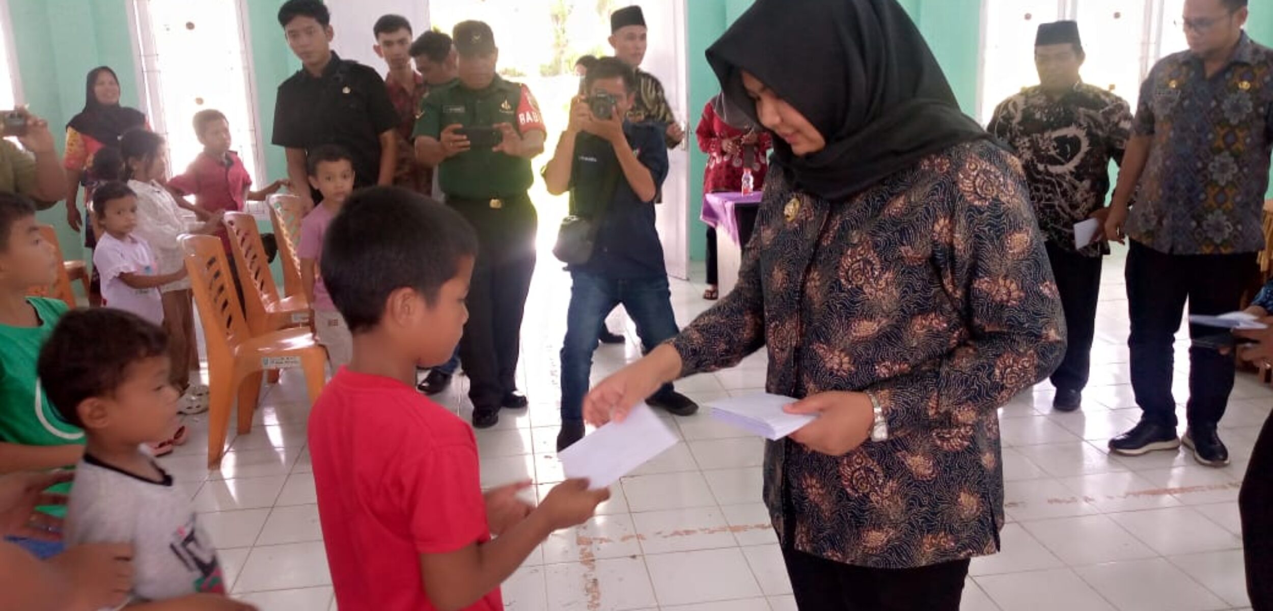 Wabup Madina Sumbangkan Gaji untuk Santuni Anak Yatim di Naga Juang