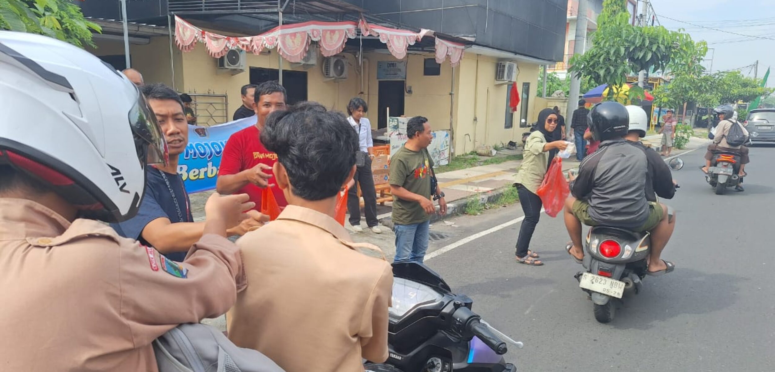 Jumat Berkah, PWI Mojokerto Raya bagikan ratusan nasi bungkus (Andy / Kabarterdepan.com)