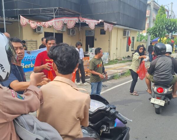 PWI Mojokerto Raya Inisiasi Jumat Berkah, Bagikan Ratusan Nasi Bungkus