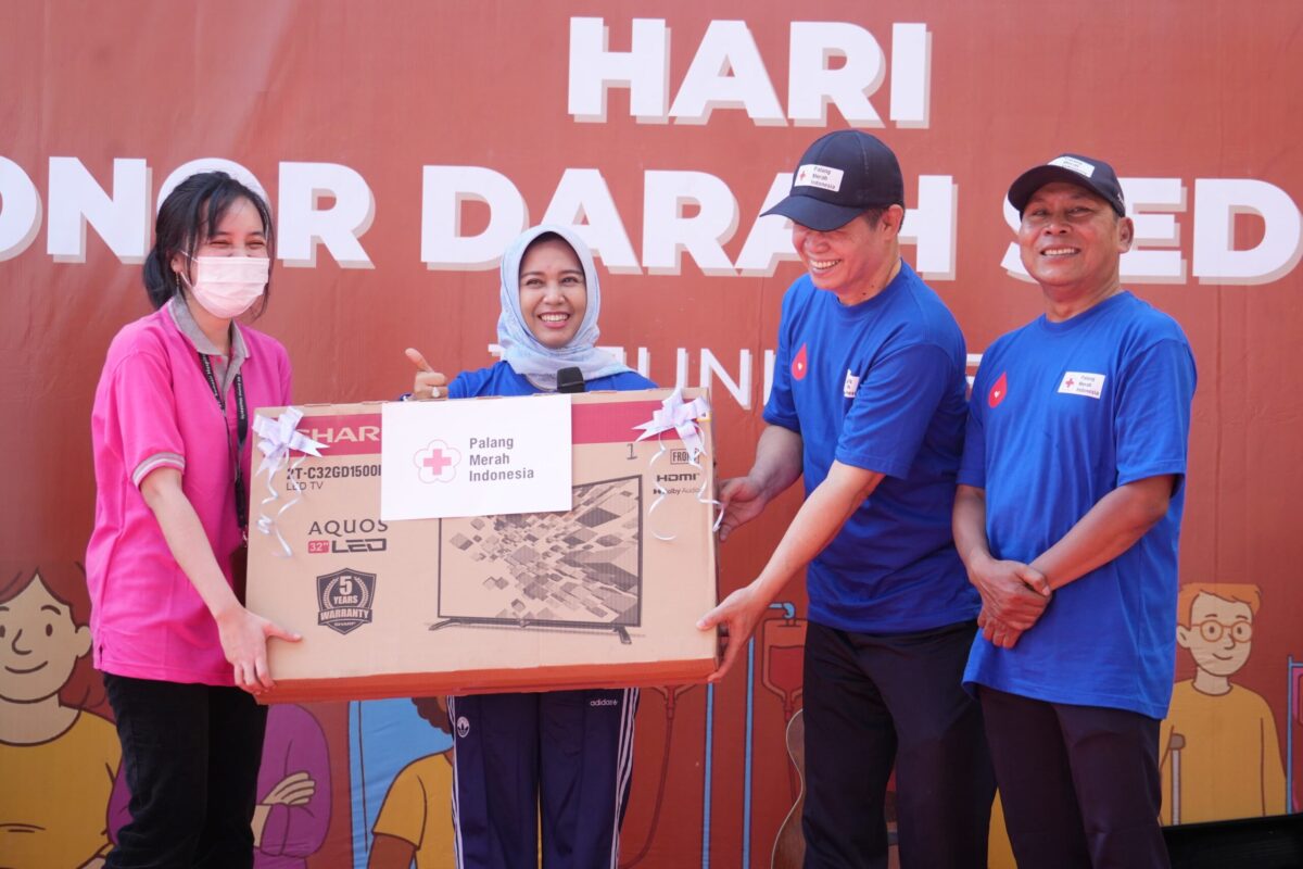 Wali Kota Mojokerto yang juga Ketua PMI Kota Mojokerto, Ning Ita didampingi pengurus memberikan hadiah Sharp TV LED 32 inch kepada pemenang doorprize (Redaksi / Kabarterdepan.com)