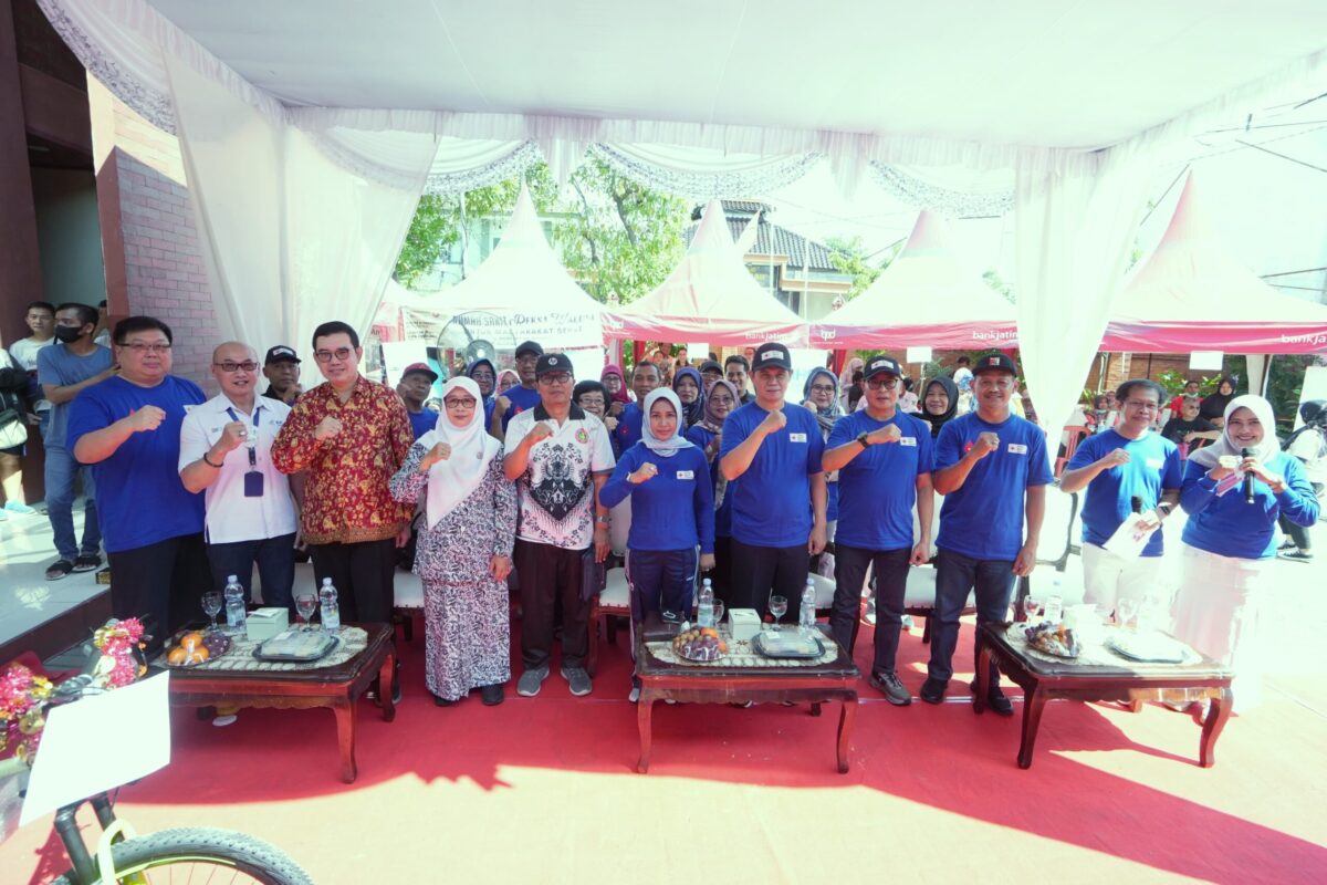 Foto bersama Ketua PMI Kota Mojokerto, Ning Ita bersama jajaran pengurus dan pegawai PMI Kota Mojokerto 