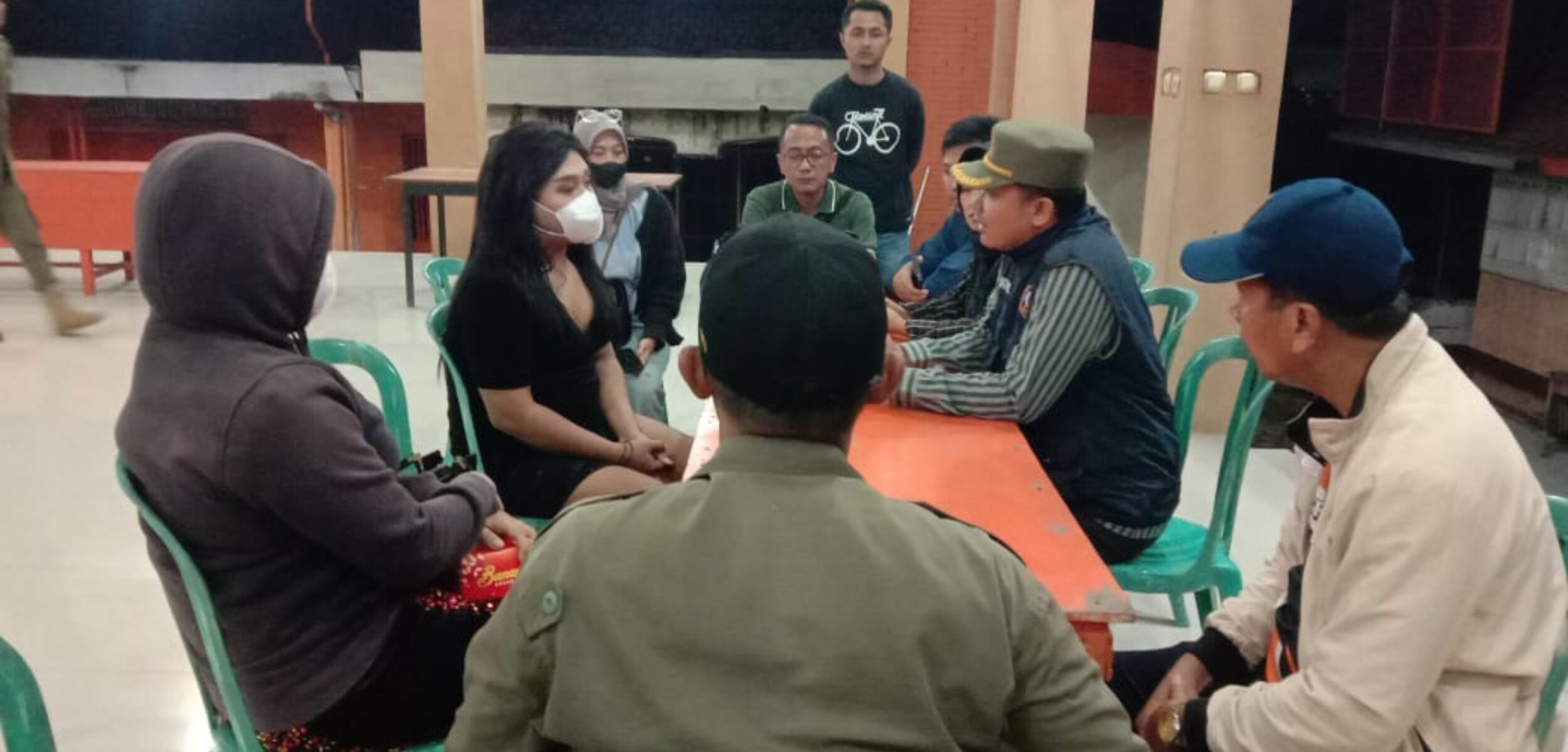 Dua Waria yang Beraksi di Sepanjang Jalan Mlirip Terjaring Razia Patroli Satpol PP Kabupaten Mojokerto