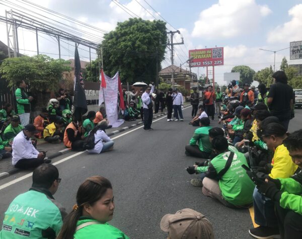 Sejumlah Driver Ojol Geruduk Polsek Kalasan, Minta Pelaku Penusukan di Kampung Tawang Sleman Dihukum Berat