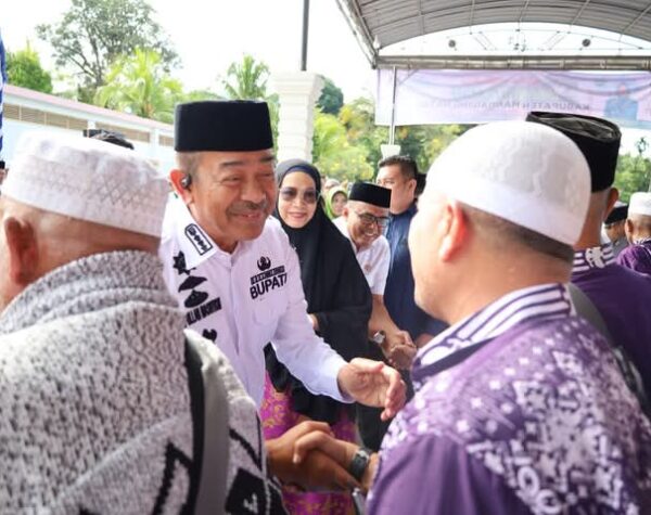 Dikawal Wabup dan Disambut Bupati, Jemaah Haji Kloter Lima Asal Madina Tiba di Kampung Halaman