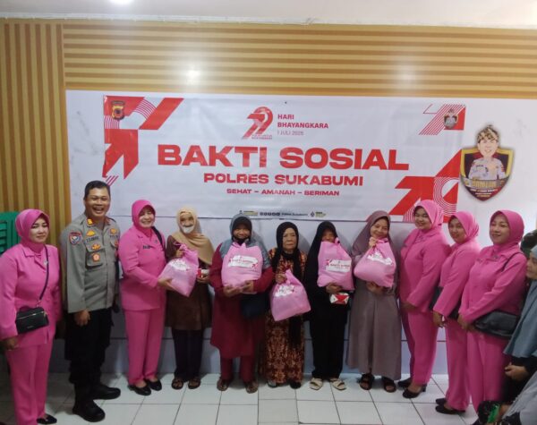 Sambut Hari Bhayangkara ke-79, Polsek Cibadak Bagikan 60 Paket Sembako ke Jompo dan Warakawuri