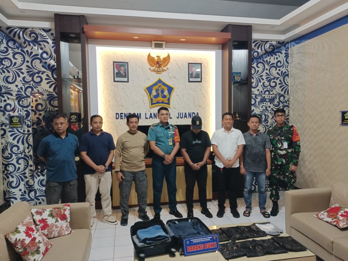 Terduga pelaku, GB bersama barang bukti saat diamankan (Dok. Lanudal Juanda)