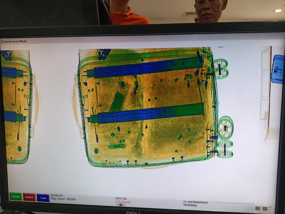X-ray yang menampilkan sabu-sabu seberat 1,6 kilogram di Bandara Juanda, Senin (16/6/2025) (Redaksi / Kabarterdepan.com)