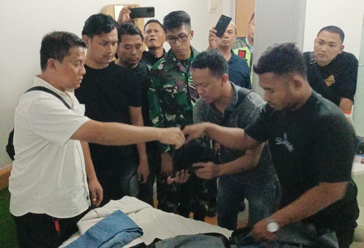 Penggeledahan penumpang pesawat, GB yang kedapatan membawa sabu-sabu (Dok. Lanudal Juanda)