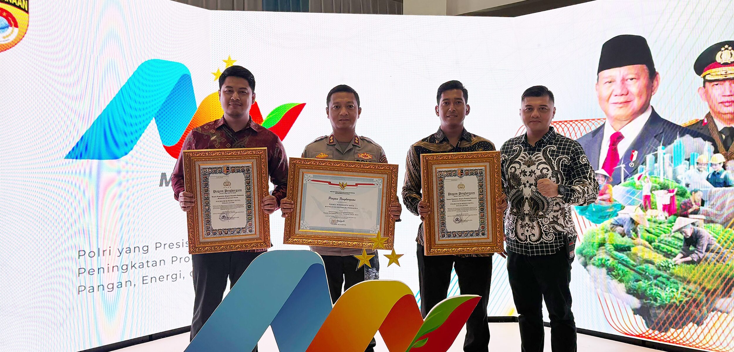 Kapolres Mojokerto Kota, AKBP Daniel S Marunduri bersama Pejabat Utama (PJU) menerima tiga penghargaan dalam Musrenbang Polri 2025 (Dok. Humas Polres Mojokerto Kota)