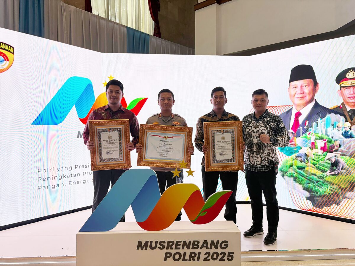 Kapolres Mojokerto Kota, AKBP Daniel S Marunduri bersama Pejabat Utama (PJU) menerima tiga penghargaan dalam Musrenbang Polri 2025 (Dok. Humas Polres Mojokerto Kota)