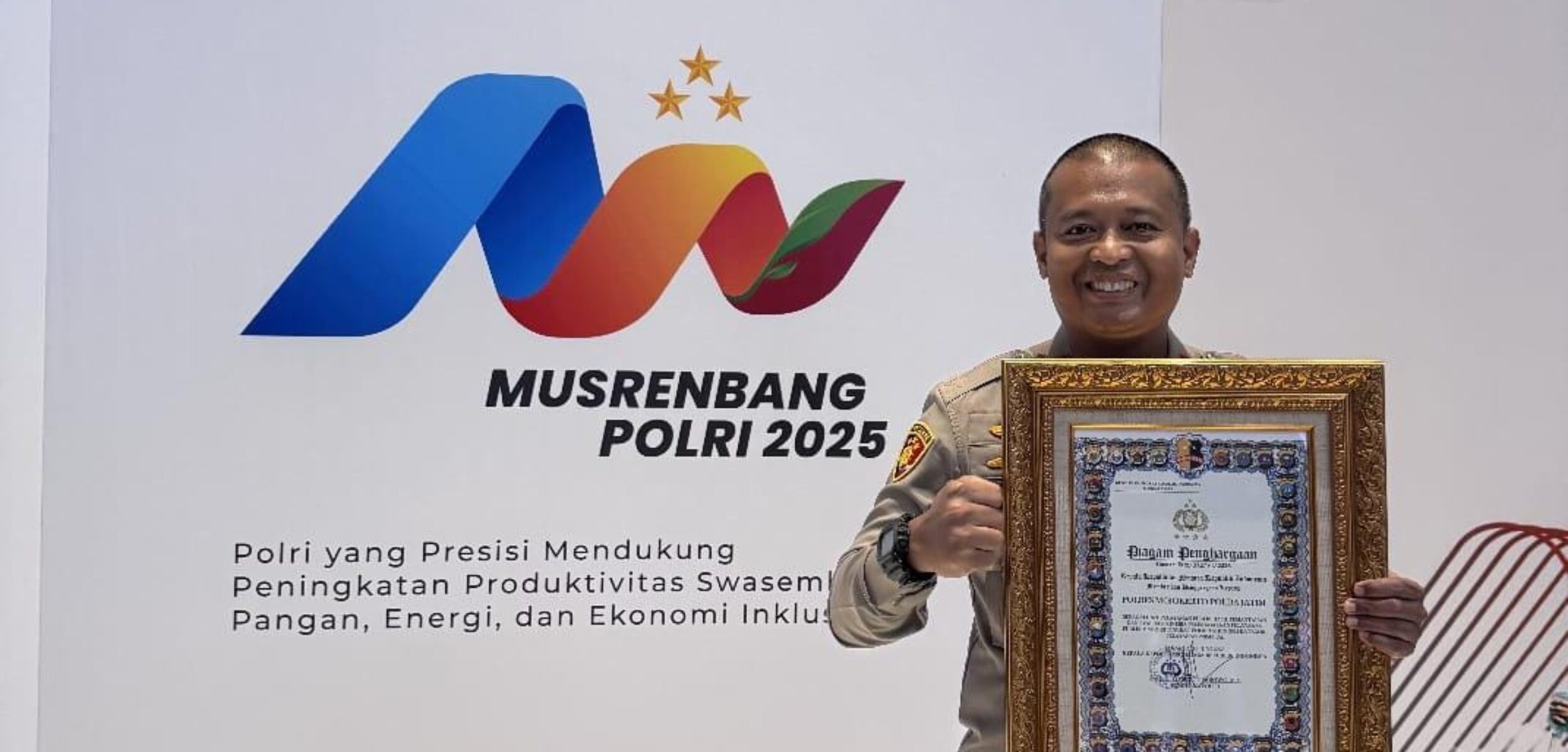 Kapolres Mojokerto, AKBP Dr. Ihram Kustarto menerima Penghargaan Pelayanan Prima (Kategori A) dari Kapolri, Jenderal Polisi Drs. Listyo Sigit Prabowo saat Musrenbang Polri 2025 (Dok. Humas Polres Mojokerto)