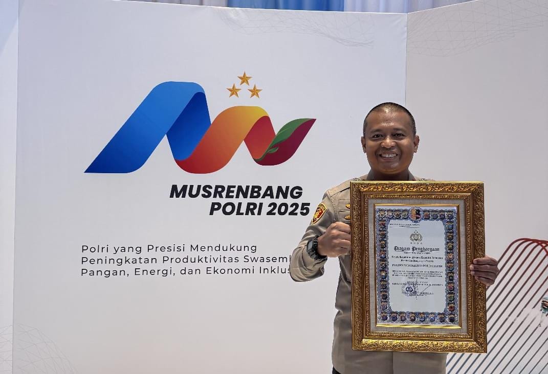 Kapolres Mojokerto, AKBP Dr. Ihram Kustarto menerima Penghargaan Pelayanan Prima (Kategori A) dari Kapolri, Jenderal Polisi Drs. Listyo Sigit Prabowo saat Musrenbang Polri 2025 (Dok. Humas Polres Mojokerto)
