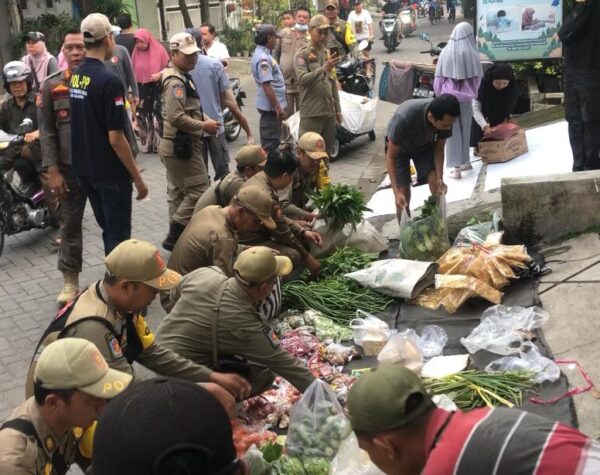 Dirasa Mengganggu Lingkungan, Satpol PP Kota Mojokerto Tertibkan PKL di Perumahan Surodinawan