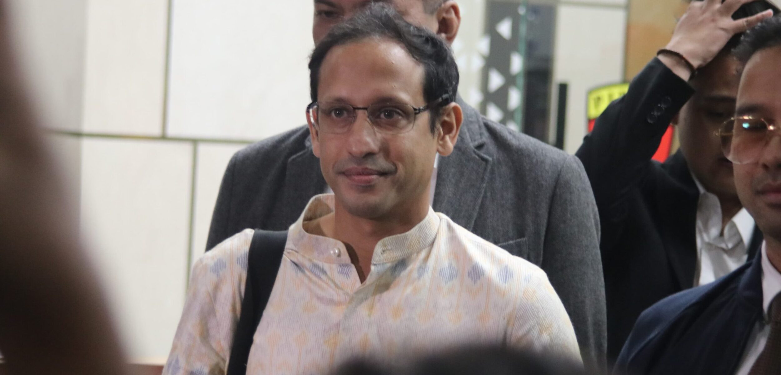 Mantan Mendikbudristek, Nadiem Makarim berjalan keluar dari Gedung Jaksa Agung Muda Tindak Pidana Khusus (Jampidsus) Kejaksaan Agung, Jakarta, usai diperiksa sebagai saksi dalam perkara dugaan korupsi pengadaan Chromebook di Kemendikbudristek, Senin (23/6/2025). (Fajri/ Kabarterdepan.com)