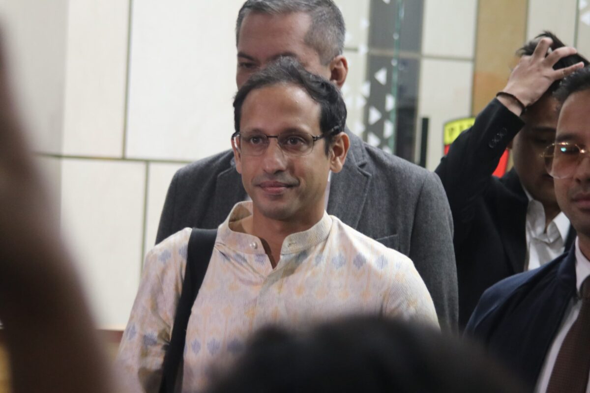 Mantan Mendikbudristek, Nadiem Makarim berjalan keluar dari Gedung Jaksa Agung Muda Tindak Pidana Khusus (Jampidsus) Kejaksaan Agung, Jakarta, usai diperiksa sebagai saksi dalam perkara dugaan korupsi pengadaan Chromebook di Kemendikbudristek, Senin (23/6/2025). (Fajri/ Kabarterdepan.com)