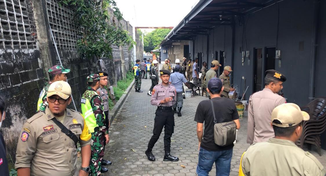 Petugas Satpol PP Kota Mojokerto merazia rumah kos (Redaksi / Kabarterdepan.com)