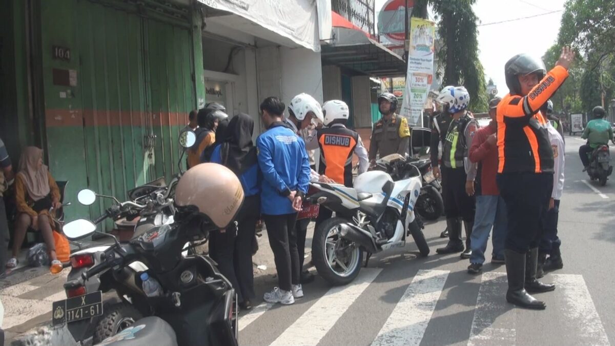 Penertiban Parkir liar di Kota Mojokerto, Rabu (25/6/2025) (Redaksi / Kabarterdepan.com)