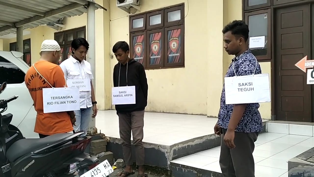 Rekonstruksi M Alfan di Mapolres Mojokerto, Kamis (26/6/2025) sore (Redaksi / Kabarterdepan.com)