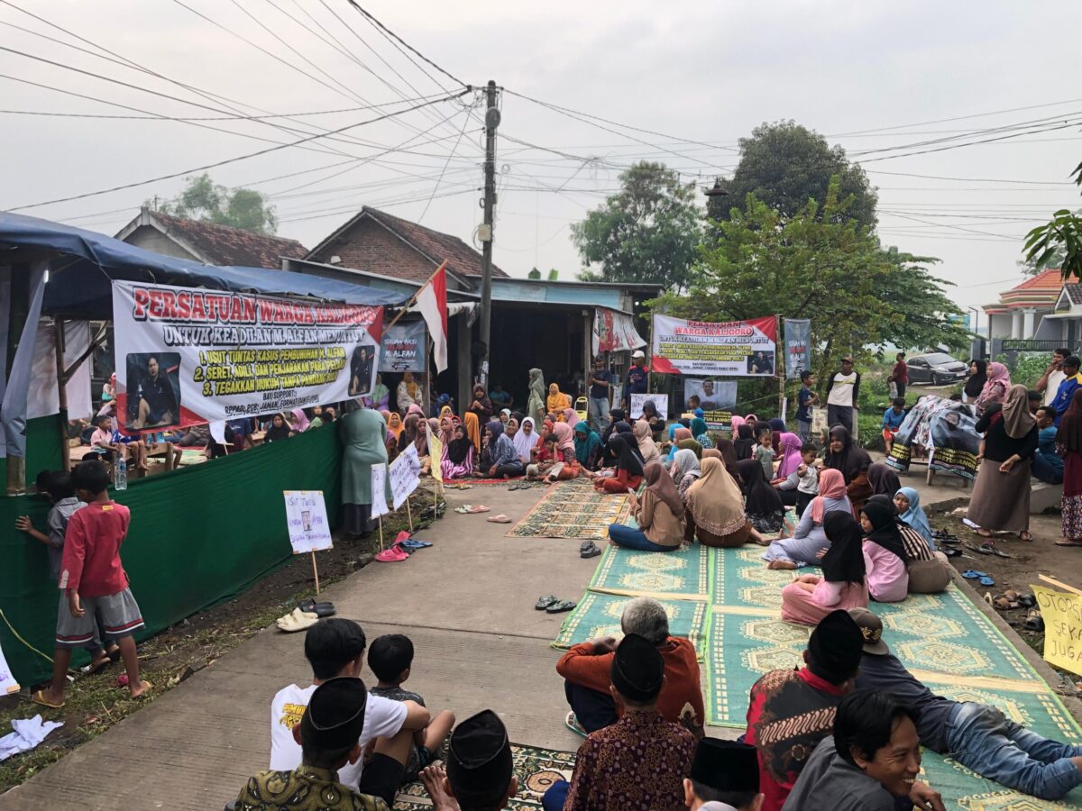 Persatuan Warga Kaligoro, Kecamatan Kutorejo, Kabupaten Mojokerto menuntut usut tuntas kematian M Alfan, Kamis (26/6/2025) (Redaksi / Kabarterdepan.com)